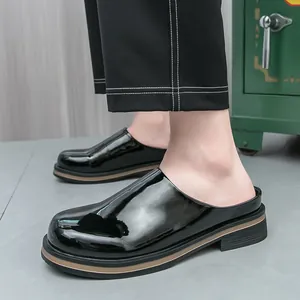 Sabot da uomo in pelle verniciata lucida nera con suola spessa e design alla moda