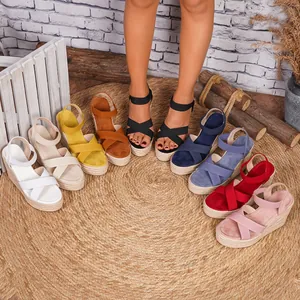 Variedad de sandalias de cuña coloridas para mujer con plataformas de paja trenzada.