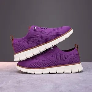 Vue détaillée de chaussures décontractées en flyknit violettes avec semelles blanches