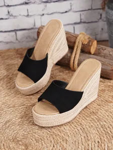 Detalle de sandalias de cuña tipo alpargata negras para mujer con suela de cuerda