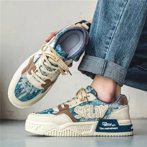 Trendige Herren-Sneaker mit dicker Sohle, buntem Canvas und beigen Leder-Overlays