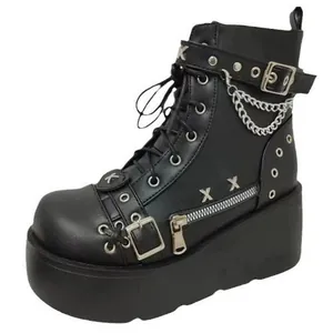 Schwarze Plateau-Stiefeletten im Gothic-Stil mit Metallschnallen und silbernen Ketten