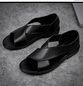 Vue détaillée des sandales en cuir noir pour hommes avec un design de style romain croisé
