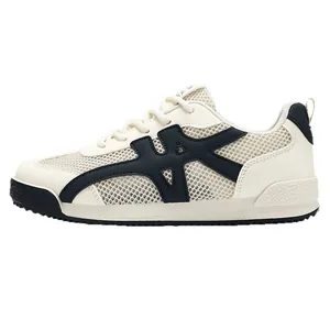 Ademende crème mesh sneaker met donkerblauwe overlays, dikke zool en casual stijl