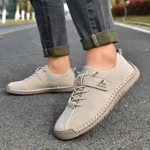 Détail de chaussures décontractées beige cousues main pour homme avec velcro.