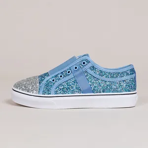 Detailansicht der stylischen blau-silbernen Glitzer-Slipper mit weißer Gummisohle