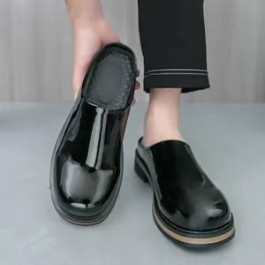Eleganti sabot da uomo in pelle verniciata nera con suola platform e punta tonda