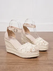 Detailansicht beige Keilsandaletten mit Häkelspitze, Espadrille-Plattform und Fesselriemen