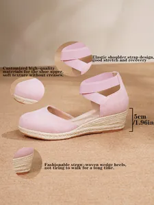 Primer plano de sandalias de cuña tipo alpargata rosa con detalles de correas y tacón de 5 cm.