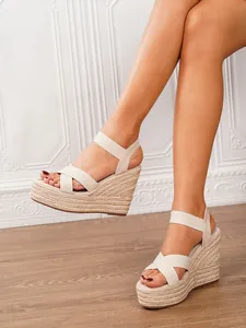 Vista detallada de sandalias de cuña de esparto beige con suela de plataforma
