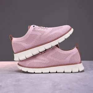 Détail de baskets en maille rose respirante avec une semelle blanche légère et élégante