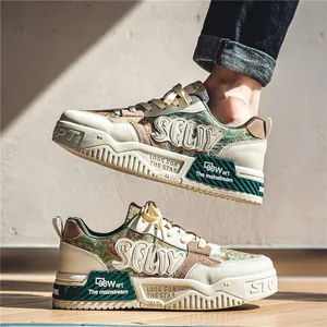 Trendige Herren-Sneaker mit dicker Sohle aus Canvas mit bunten Stoffeinsätzen und Schriftzug