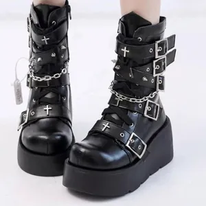 Schwarze Gothic Plateau-Stiefel mit silbernen Kreuzschnallen und Kettenverzierung