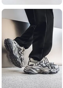 Vista dettagliata di sneakers in mesh invecchiato con suole spesse su un modello uomo