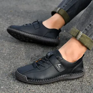 Vue détaillée de chaussures décontractées en cuir noir cousues main avec sangle.