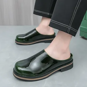 Muli da uomo in pelle verniciata verde scuro lucida con suola platform, stile slip-on alla moda
