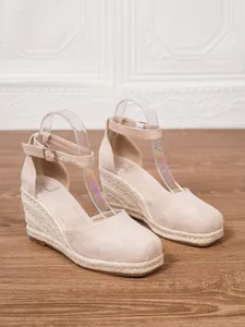 Alpargatas de cuña beige clásicas con puntera cuadrada cerrada y cierre de tobillo