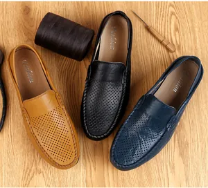 Vista detallada de mocasines de cuero genuino para hombre en tres colores con diseño perforado