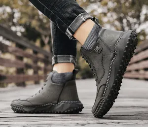 Vista detallada de botas Martin grises con un cálido cuello de calcetín elástico.