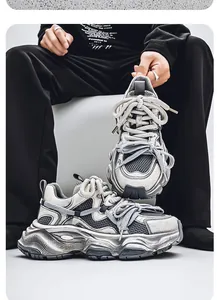 Primo piano di sneaker chunky grigie effetto usurato con mesh e lacci multipli
