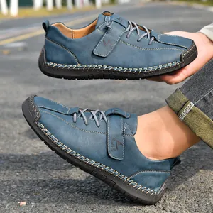 Vue détaillée des coutures à la main sur chaussures décontractées en cuir bleu homme