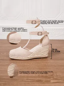 Detalle de sandalias de cuña tipo alpargata beige con altura de tacón de 8 cm info