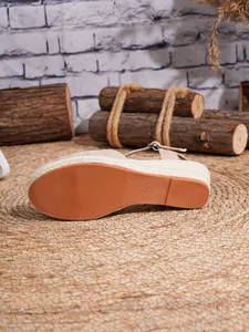 Detalle de suela de sandalia plataforma de esparto con marca de talla 37