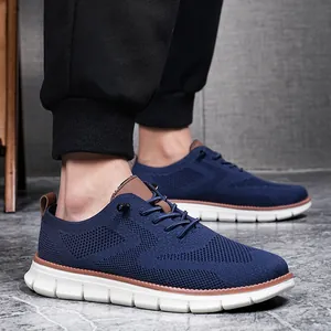 Baskets décontractées bleu marine en maille respirante pour hommes avec semelle blanche.