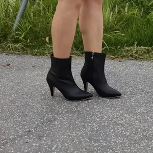 Bottines noires élégantes à bout pointu avec talons aiguilles et fermeture éclair latérale