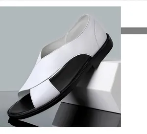 Vue latérale détaillée des sandales en cuir noir et blanc pour hommes avec brides croisées