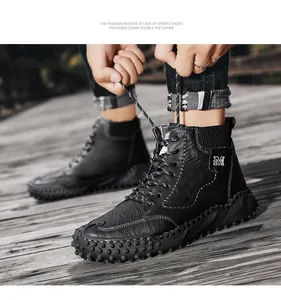 Primer plano de botas Martin para hombre con forro de felpa y cuello tipo calcetín.