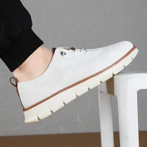 Chaussures de loisirs brogue en flyknit blanc pour hommes avec semelle blanche légère et confortable
