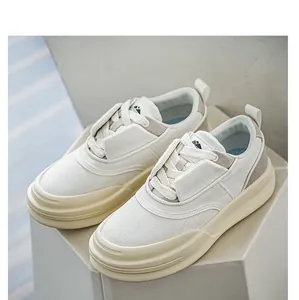 Seitenansicht der cremeweißen Plateau-Sneaker mit Canvas-Textur und dicken Sohlen