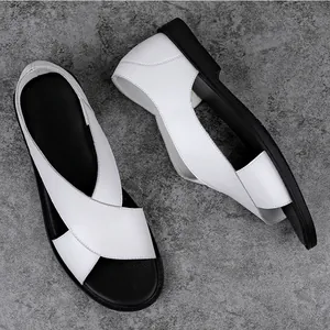 Vue détaillée des sandales en cuir blanc pour hommes avec brides croisées et semelle souple.