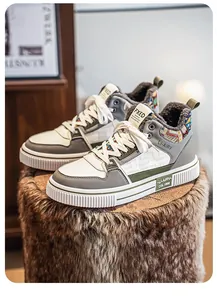 Dettaglio di sneaker invernali alte casual con calda fodera in pelliccia e motivi etnici