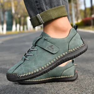 Vue détaillée des mocassins décontractés verts pour hommes cousus à la main