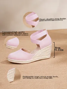 Detalle de sandalias de cuña rosas cerradas con tacón de esparto de 8 cm de altura.