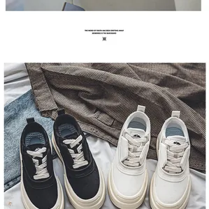 Draufsicht auf lässige Low-Top-Plateau-Sneaker auf kariertem Stoffhintergrund