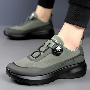 Zapatillas de exterior para hombre con cierre de hebilla giratoria en verde y negro.
