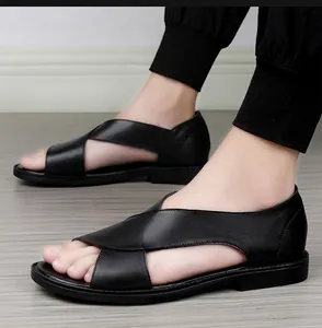 Vue détaillée de sandales en cuir de vachette noir pour hommes avec brides croisées
