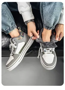 Dettaglio della calda fodera in pelliccia delle sneakers invernali in pelle bianca da uomo.