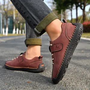 Vue détaillée de chaussures décontractées en cuir marron cousues à la main dehors.