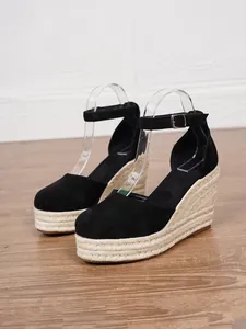 Nahaufnahme schwarzer geschlossener Espadrille-Keilsandalen mit Seilplateau