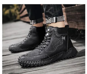 Vista detallada de botas negras para hombre con forro cálido y cómodo cuello de calcetín
