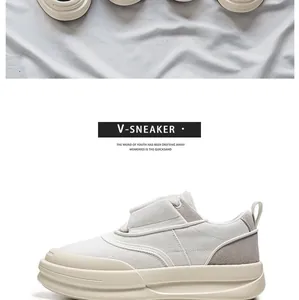 Detaillierte Seitenansicht weißer Herren-Sneaker mit dicker Sohle aus Canvas und Wildleder