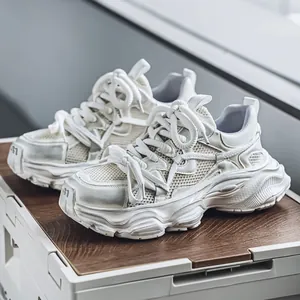 Eleganti sneaker dad chunky in mesh argento traspirante per uomo molto sportivo