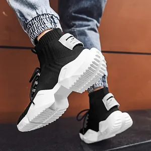 Ανδρικά μαύρα sneakers κάλτσα με χοντρή λευκή σόλα πλατφόρμα και ανάγλυφη σχεδίαση