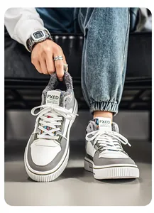 Dettaglio delle sneakers da uomo in pelle foderate in pile con design interno caldo