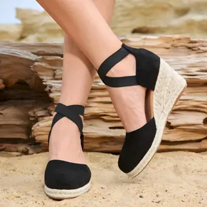 Elegantes sandalias de esparto con cuña en ante negro y correas cruzadas al tobillo