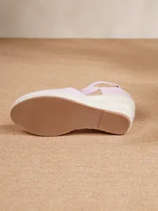Vista detallada de sandalias de cuña rosas para mujer con tacón de paja y suela de caucho